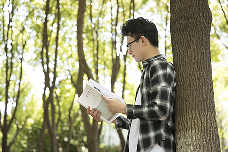  成考可以報考中央民族大學在職研究生嗎？