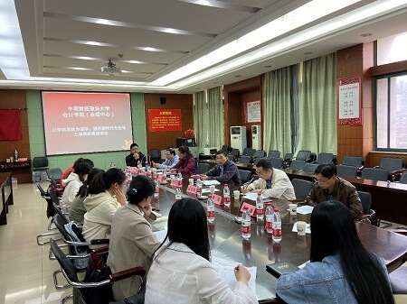 參加座談的教師和學生代表