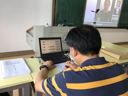 考務員在網絡“候考室”里核驗考生身份